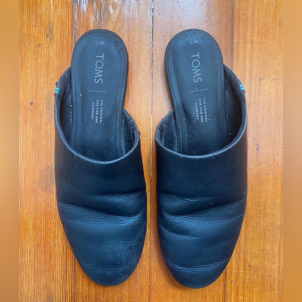 Toms // black flats